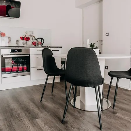 Lora & Lana Apartment