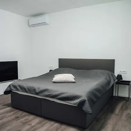 Lora & Lana Apartment *