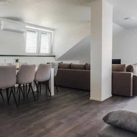 Lora & Lana Apartment