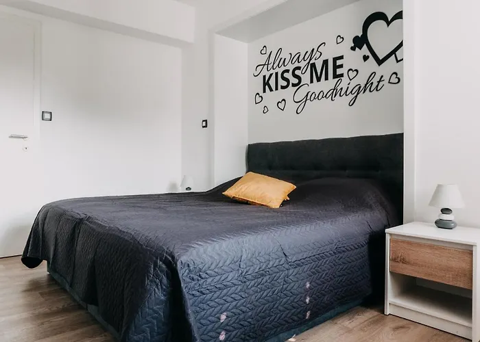 Lora & Lana Apartman *