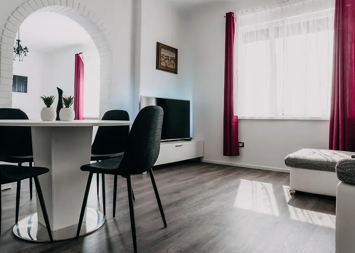 Lora & Lana Apartman *