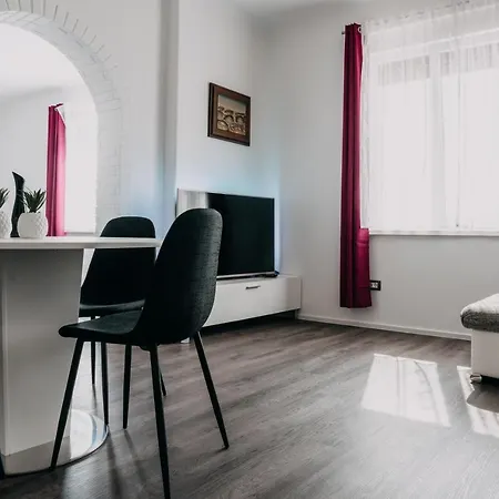 Lora & Lana شقة *