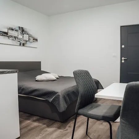 Lora & Lana شقة *