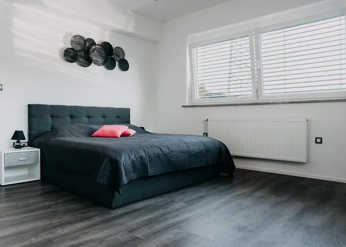 Apartma Lora & Lana *