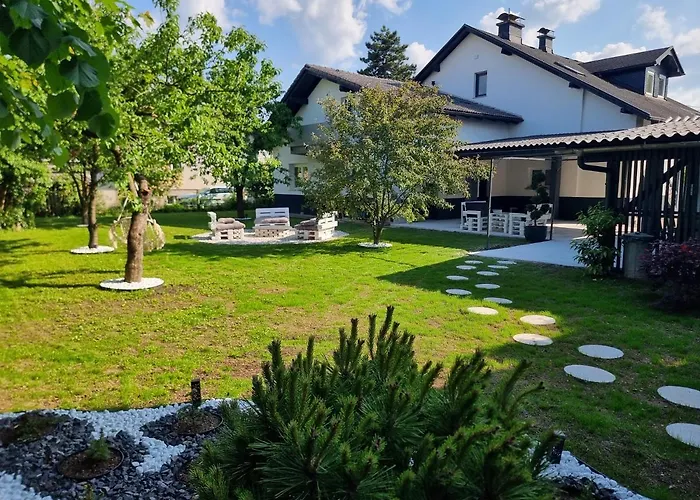 Apartma Lora & Lana *